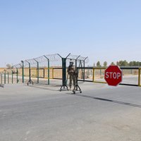 Uzbekistāna apņēmusies apturēt afgāņus, kas bēg pāri robežai