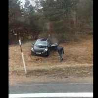 ВИДЕО: Авария на Таллинском шоссе - столкнулись два легковых автомобиля