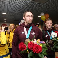 ФОТО: Как встречали латвийских олимпийцев в Рижском аэропорту
