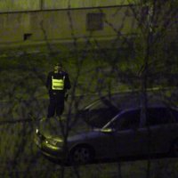 ВИДЕО: Рижская полиция во дворах ловит нарушителей с помощью рулетки