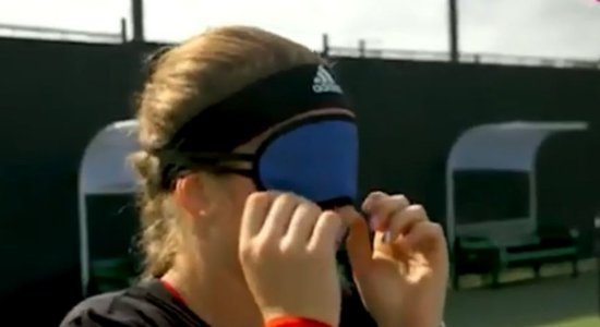 Video: Ostapenko izpilda serves 'uz aklo'