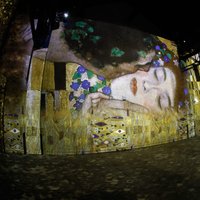 Foto: Parīzē atklāta unikāla izstāde, kas ļauj 'ieiet' Klimta gleznās