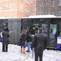 'Rīgas satiksme' atsaka palīdzību autobusā dzērāja apvemtam pasažierim