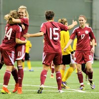 Foto: Latvijas sieviešu futbola izlase atkārtoti pārspēj 'Gintra Universitetas'