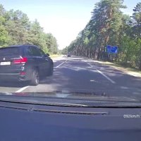 Video: Agresīvs braucējs izraisa bīstamu situāciju uz Tallinas šosejas