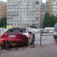 ФОТО: В Пурвциемсе разбился суперкар Jaguar F-Type стоимостью 100 000 евро