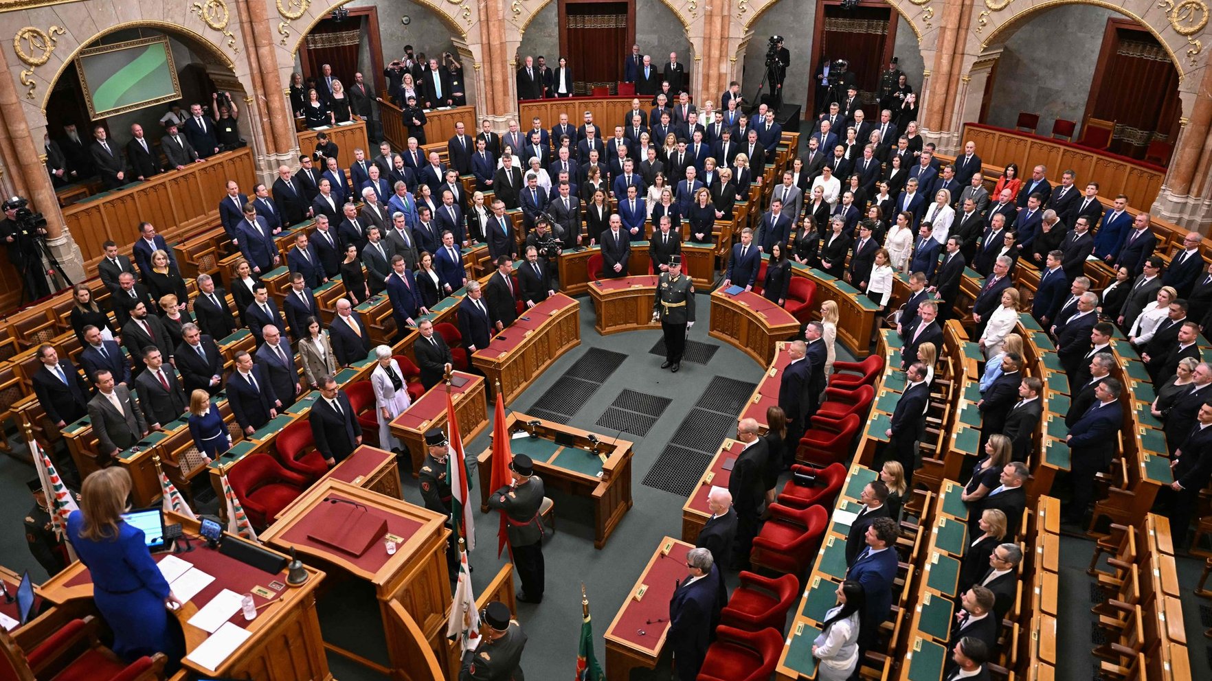 Ungārijas deputāti samazina savas algas