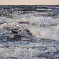 Foto: Vētra un viļņi pie Ventspils mola un Daugavgrīvā