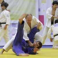 Putins cīkstas ar džudo čempioniem
