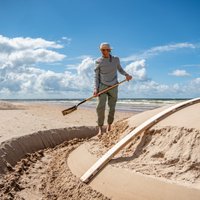 'Ūdens ir avota medus.' Izstāde privātmājā un zemes māksla pludmalē