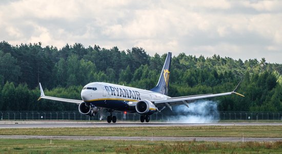 "Ryanair" apbēdina investorus, bet iepriecina ceļotājus