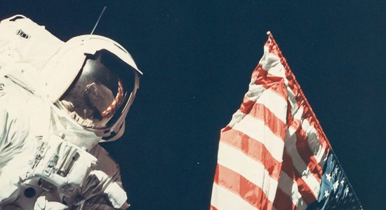 Pirmais selfijs orbītā un pirmā krāsainā Zemes fotogrāfija – unikāli NASA kadri