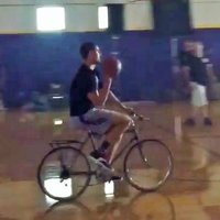 Video: NBA čempions Tompsons uz velosipēda no centra trāpa grozā