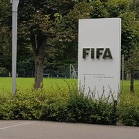 "Это нарушит закон": ФИФА хочет ограничить зарплаты футболистов