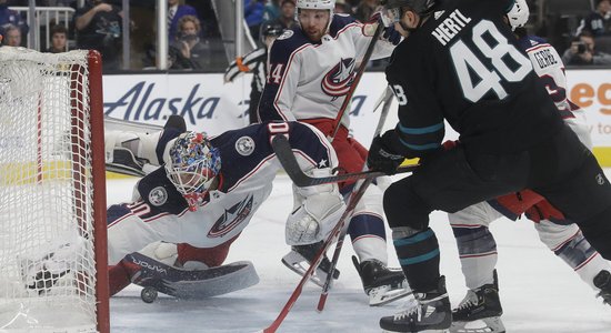 Merzļikinam skaisti atvairīts metiens un labs sniegums; 'Blue Jackets' zaudē 'Sharks'