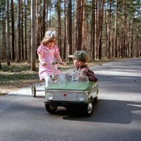 Bauskā aplūkojamas padomju bērnības laika mašīnas un velosipēdi