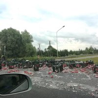 ДТП на Рижской окружной дороге: на шоссе — сотни разбитых бутылок пива