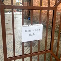 Jumta tīrīšana aizkavējas – skola Rīgā spiesta aicināt bērnus palikt mājās