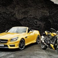 'Mercedes SLK AMG' rodsters 'Ducati' motocikla noformējumā