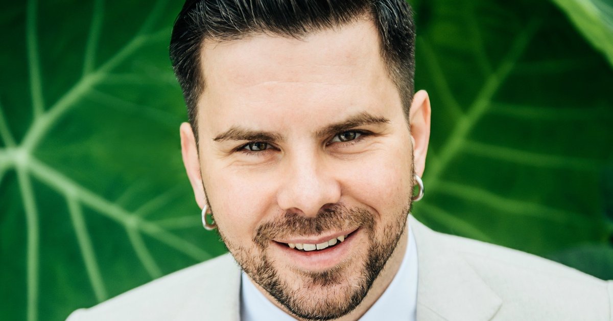 Бусулис. Певец из латвии бусулис. Латвийский певец. Латвийский певец. Латвийские певцы современные.