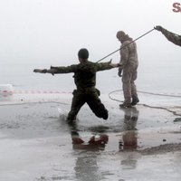 Foto: Karavīri Ādažos 'slīpē' prasmes un lec āliņģī