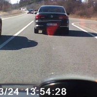 Video: Autovadītājs ar 'BMW' gandrīz izraisa frontālu sadursmi