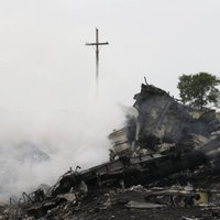 Ukrainā notriektās lidmašīnas avārijas vietā atrasti 196 bojāgājušo cilvēku līķi