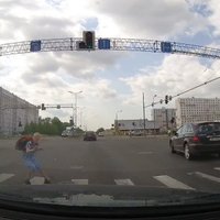Video: Skolnieks skrien pie sarkanās gaismas un gandrīz paskrien zem auto