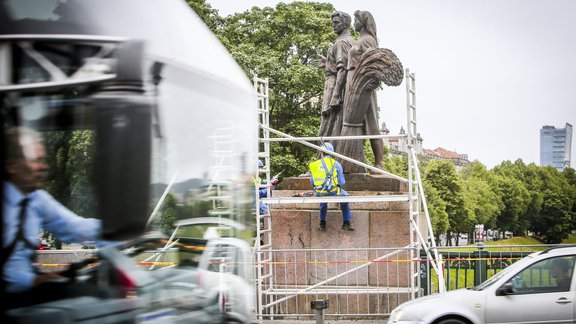 Viļņā demontē padomju darbaļaužu, studentu un karavīru statujas - 15