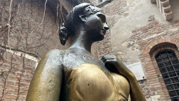 ITALY JULIET STATUE