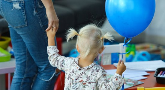 Bērnam bērnudārzā dāvana no īpaša viesa – Ričija Rū. Vai citi mazie cietīs?