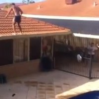 Video: Pārgalvis virtuozi no jumta ielec baseinā