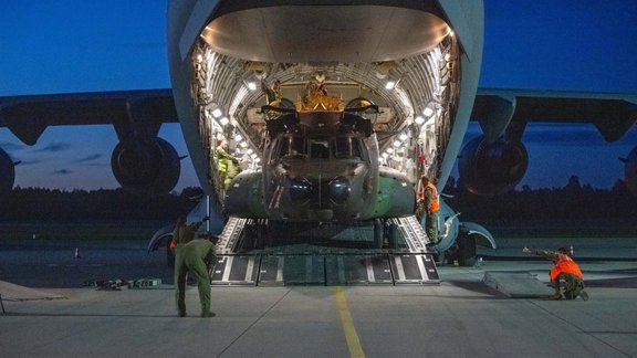 Foto: Latvijā ierodas divi "Chinook" helikopteri no Kanādas (plkst. 20.02)