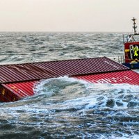 Ziemeļjūrā sāks izcelt vētrā no kuģa noskalotos konteinerus