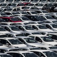 Raidījums: 'Volkswagen' dīleri Latvijas iestādēs organizējuši iepirkumus amatpersonu vietā