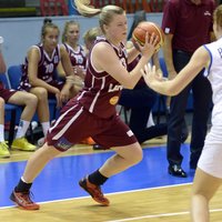 Latvijas U-16 basketbolistes par spīti zaudējumam turpina cīņu par labāku pretinieku EČ ceturtdaļfinālā