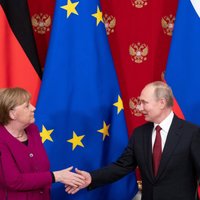 Vācu mediji uzbrūk Merkelei par ideālu nolikšanu sarunās ar Putinu