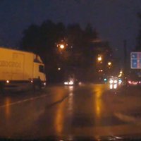 Video: Agresīvs kravas auto vadītājs Rīgas ielās