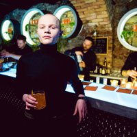 Foto: Rīgas smalkās aprindas pulcējas kokteiļu ballītē