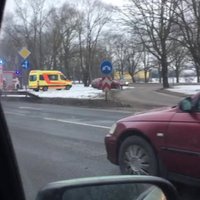 Video: Vienības gatvē Rīgā sadūrušies divi auto