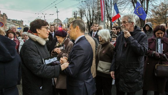 Piemiņas brīdī pie Francijas vēstniecības Rīgā pulcējas vairāk nekā 100 cilvēku  - 10