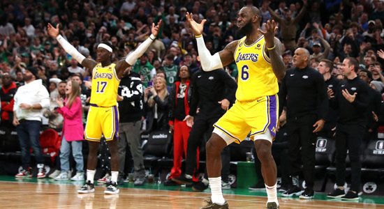 Skandāls NBA: tiesnešu rupja kļūda iegāž rekorda tīkotāju Džeimsu un 'Lakers'