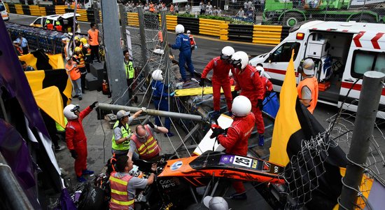 Trofeju mednieki pēc Flēršas iespaidīgās avārijas izvazājuši viņas formulas atlūzas