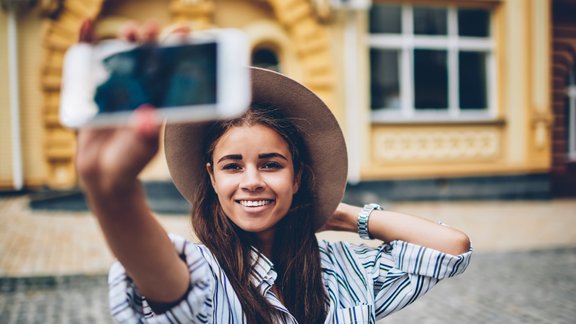 sieviete viedtālrunis telefons video attēls selfijs 