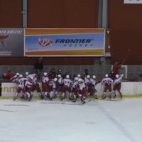 Video: Baltkrievijā grandiozu kautiņu sarīko Krievijas un Slovākijas jaunie hokejisti