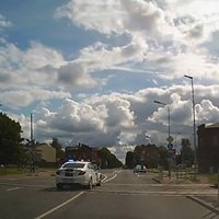 Video: Auto aiztraucas pie sarkanās gaismas, bet policija nesnauž