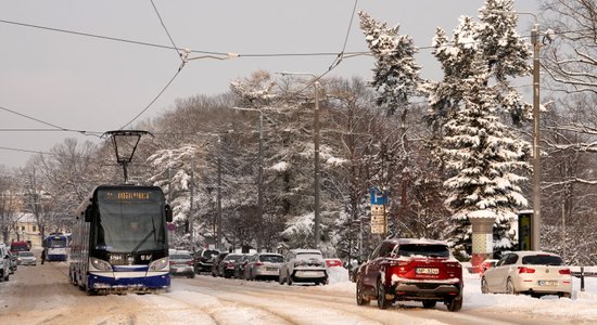 Trešdien tuvu sliedēm novietotas automašīnas dēļ atkal traucēta 11. tramvaja satiksme