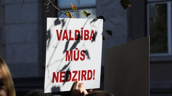 Protestā pie valdības mājas desmitiem cilvēku prasa celt mediķu atalgojumu - 40