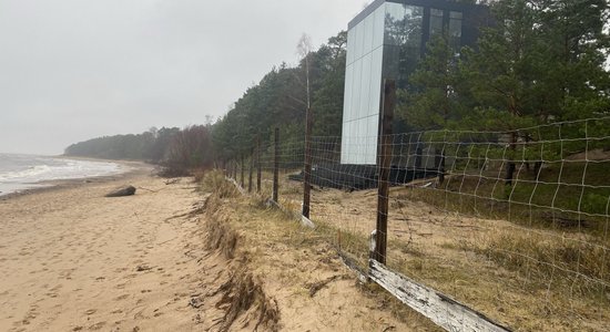 ФОТО. На пляже в Саулкрасты появилось новое здание. В самоуправлении рассказали, для чего оно предназначено