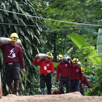 Погиб дайвер, доставлявший кислород застрявшим в пещере в Таиланде детям